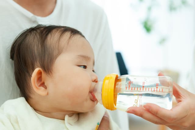 赤ちゃんに水道水をあげてもいい？いつ頃からOK？